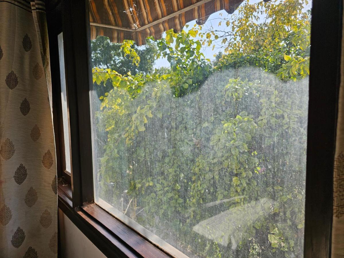 Spacious 2bhk Apartment! * New Delhi